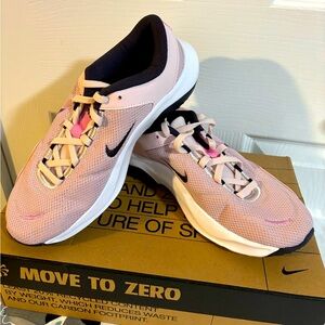 Nike women’s legend essential 3 nn tennis shoes new.